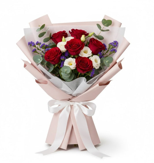 Hay sentimientos que merecen ser celebrados con la máxima elegancia. Nuestro bouquet Eterno Idilio combina la intensidad de las rosas rojas de exportación con la pureza de los lisianthus blancos, creando un contraste que simboliza la pasión y la lealtad. Enmarcado en un follaje de eucalipto plateado y envuelto en delicado papel seda, este ramo es más que un regalo: es una declaración de amor que perdura en el recuerdo.